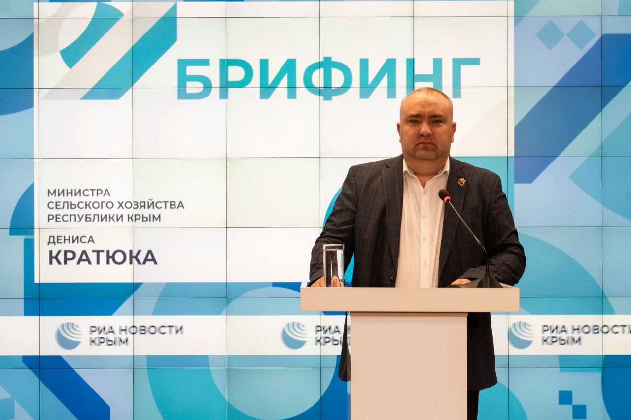 Более трех миллиардов рублей потратили на развитие сельского хозяйства Крыма в этом году Особое внимание уделили животноводству виноградарству растениеводству Об этом на брифинге в пресс центре РИА Новости Крым рассказал министр сельского хозяйства республики Денис Кратюк Он отметил что в следующем году на виноградарство планируют выделить миллиард рублей поскольку это одна из ведущих отраслей Крыма 2  4   5  6   0   Подписаться на РИА Новости Крым в Telegram MAX VK