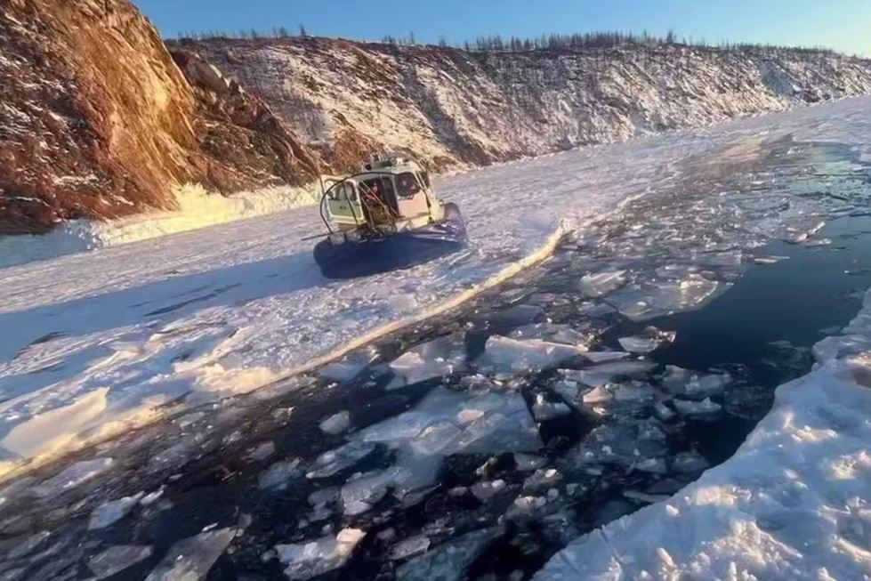 По делу о гибели китайских туристов на Байкале задержан организатор нелегальных туров Житель Иркутской области задержан по подозрению в причастности к гибели туристов из КНР на Байкале сообщил Следственный комитет РФ Установлено что 35 летний житель поселка Хужир Ольхонского района фактически выступал организатором нелегальных перевозок туристов получая значительные суммы и распределяя их между исполнителями Ему предъявлено обвинение по статье об оказании услуг не отвечающих требованиям безопасности Следствие ходатайствует об аресте мужчины Его роль подтверждается совокупностью собранных по делу доказательств телефонные звонки переписки а также многочисленные поступления денежных средств в крупных размерах Днем 20 февраля возле мыса Хобой на Байкале затонул автомобиль УАЗ с туристами Семь путешественников из КНР и водитель погибли одному туристу удалось спастись Граждане КНР не оформляли экскурсию через туроператоров а договаривались о поездке напрямую с местным жителем Новости Китая ЭКД