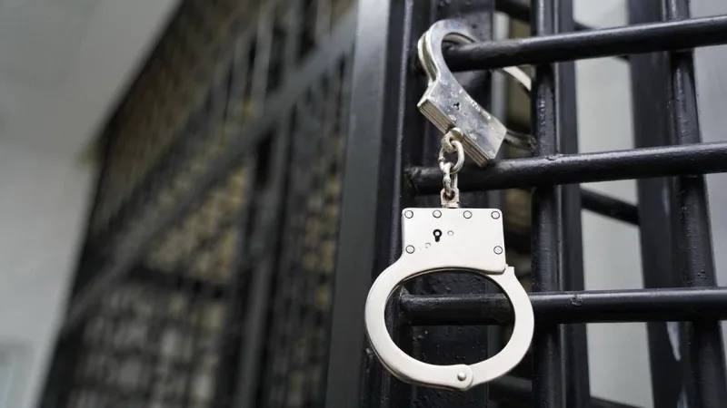  Полицией совместно с ФСБ выявили преступную схему с участием нотариуса. В ходе следствия установлено, что нотариус Владивостокского нотариального округа Приморского края, действуя в составе организованной преступной группы, использовала свои полномочия вопреки задачам ее деятельности. Нотариус совершал нотариальные действия без наличия законных оснований, изготавливала и выдавал заведомо поддельные официальные документы, содержащие ложные сведения о праве на наследство умерших граждан, не имевших законных наследников. На основании данных поддельных документов участники группы попытались оформить выморочное имущество на своё имя. Однако реализовать преступный умысел до конца злоумышленникам не удалось: сотрудники службы безопасности банка усомнились в подлинности представленных документов. В случае доведения преступной схемы до конца Российской Федерации мог быть причинен материальный ущерб - почти 5 млн рублей. По ходатайству следователя судом в отношении нотариуса избрана мера пресечения в виде домашнего ареста. Расследование уголовного дела продолжается. Источник Полиция Приморья