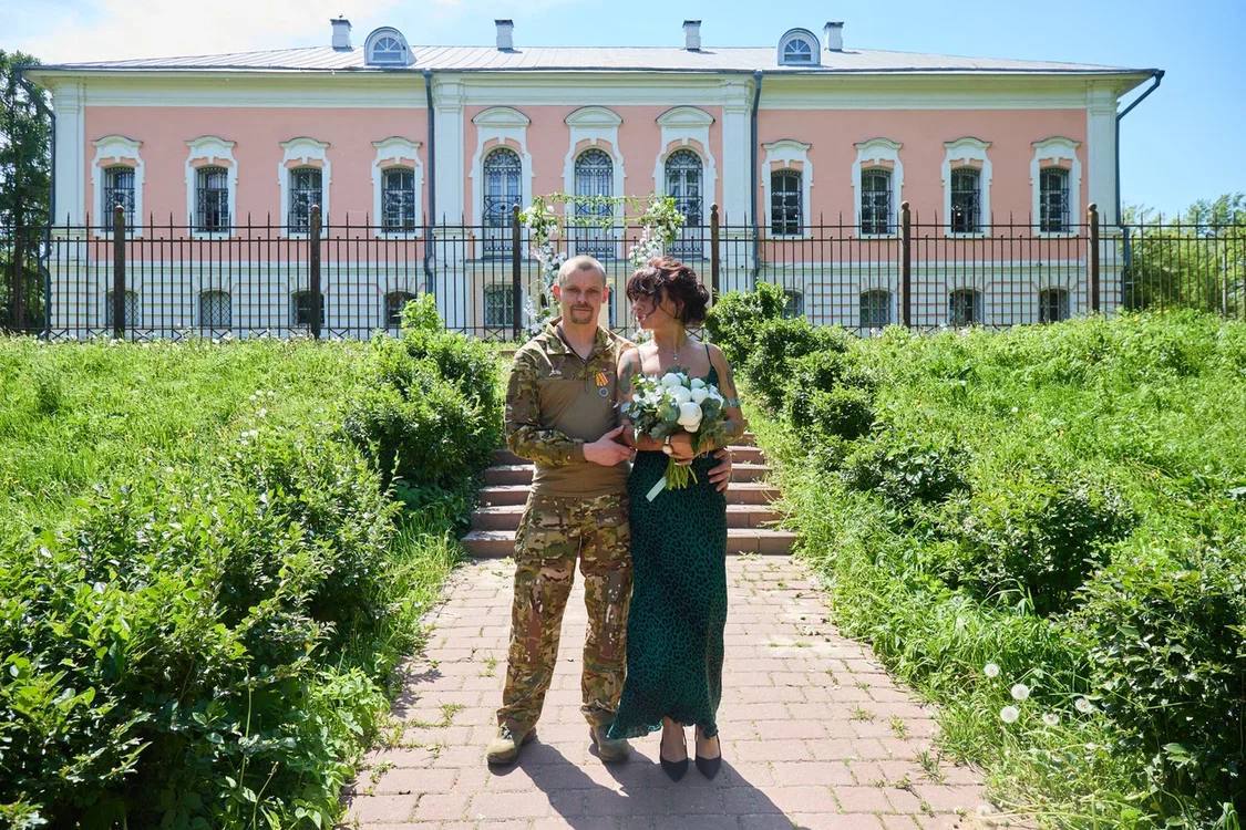 Новая площадка для торжественной регистрации бракосочетания открылась в городском парке культуры и отдыха Одними из первых молодоженов стали военнослужащий СВО Алексей и Кристина. Для регистрации они выбрали красивую дату: 25.05.25. Как сказала вице-губернатор Подмосковья Людмила Болатаева: «Мы увидели запрос на «красивые», как говорят молодожены, даты для свадьбы, и теперь в регионе можно зарегистрировать брак в любую «красивую» дату этого сезона, независимо от того, рабочий это день или выходной». Алексей ушел добровольцем на специальную военную операцию в июне 2023-го года. Боевые задачи выполняет на Херсонском направлении в группировке «Днепр». Сейчас, будучи в очередном отпуске, молодожены решили оформить свои отношения. Уже через несколько дней, Алексей вернется на фронт, чтобы встать на защиту нашей Родины. Поздравляю Алексея и Кристину с бракосочетанием и желаю счастья, любви и скорейшего возвращения домой с Победой! #МихаилНиколаевичСобакин #МуниципальныйокругЧехов #ЕдинаяРоссия #ГоспабликиМО