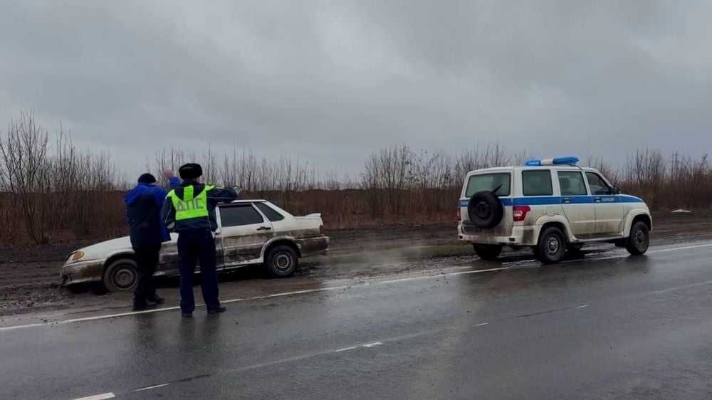 Полицейские ЛНР помогли водителю, машина которого увязла в грязи на обочине трассы у города Первомайска ⁠ В Луганской Народной Республике 23 декабря во время патрулирования сотрудники Госавтоинспекции отдела МВД России «Первомайский» младшие лейтенанты полиции Владимир Кудинов и Данил Радченко заметили на обочине трассы неподалёку от города Первомайска автомобиль ВАЗ-2115, передние колёса которого увязли в грязи.  Стражи правопорядка остановились, чтобы помочь водителю. Используя служебную машину и буксировочный трос, полицейские вытащили застрявшую легковушку на дорогу, не помешав при этом основному движению на автомагистрали.  Водитель ВАЗа поблагодарил автоинспекторов за оказанную помощь и продолжил свой путь, а младшие лейтенанты полиции Владимир Кудинов и Данил Радченко вернулись на маршрут патрулирования....  Подробнее>>>