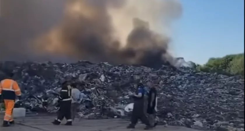 На полигоне ТКО в Сунском районе произошел крупный пожар ЧП произошло в субботу, 26 июля. К настоящему моменту основные очаги открытого горения на полигоне ликвидированы. Угрозы жизни и здоровью жителей нет. На месте происшествия продолжают работать специалисты Министерства по чрезвычайным ситуациям. Сейчас, чтобы предотвратить повторное возгорание, необходимо доставить грунт, засыпать инертные материалы и пролить водой. Роспотребнадзор следит за качеством воздуха в этом районе. Превышений уровня загрязняющих веществ не обнаружено. Подписаться