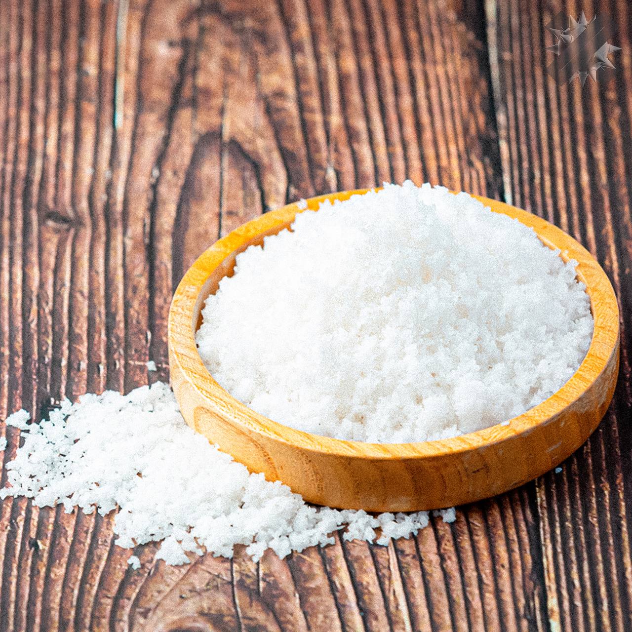 Соль бьёт по мозгу исследование ученых Если регулярно есть слишком солёную еду можно получить проблемы с памятью и обучением и тревожность В эксперименте животные полгода питались рационом с высоким содержанием соли Итог когнитивные нарушения воспаление и повреждение нейронов в гиппокампе зоне мозга отвечающей за память и эмоции Причину видят в кишечнике избыток соли нарушает баланс микрофлоры а это напрямую влияет на работу мозга   а я и не люблю соленое вот это я насолил себе жизнь НМШ