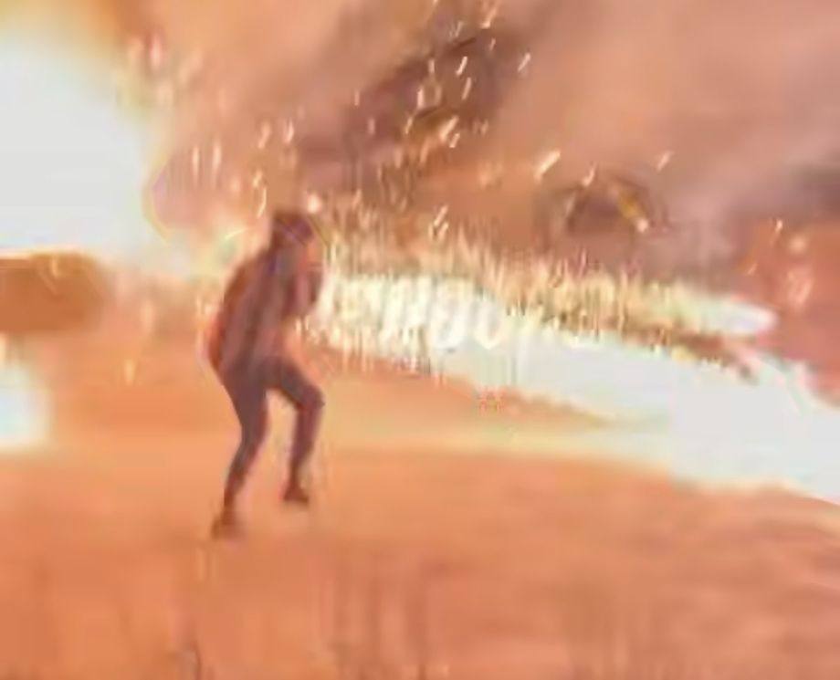 Новогодний фейерверк в Приморье закончился взрывом грузовика Житель Приморья решил устроить эффектный новогодний салют и запустить фейерверки прямо из кузова своего грузовика Однако праздничный план пошёл не по сценарию Подробнее на PRIMPRESS PRIMPRESS в MAX ДЗЕН ЧАТ БОТ