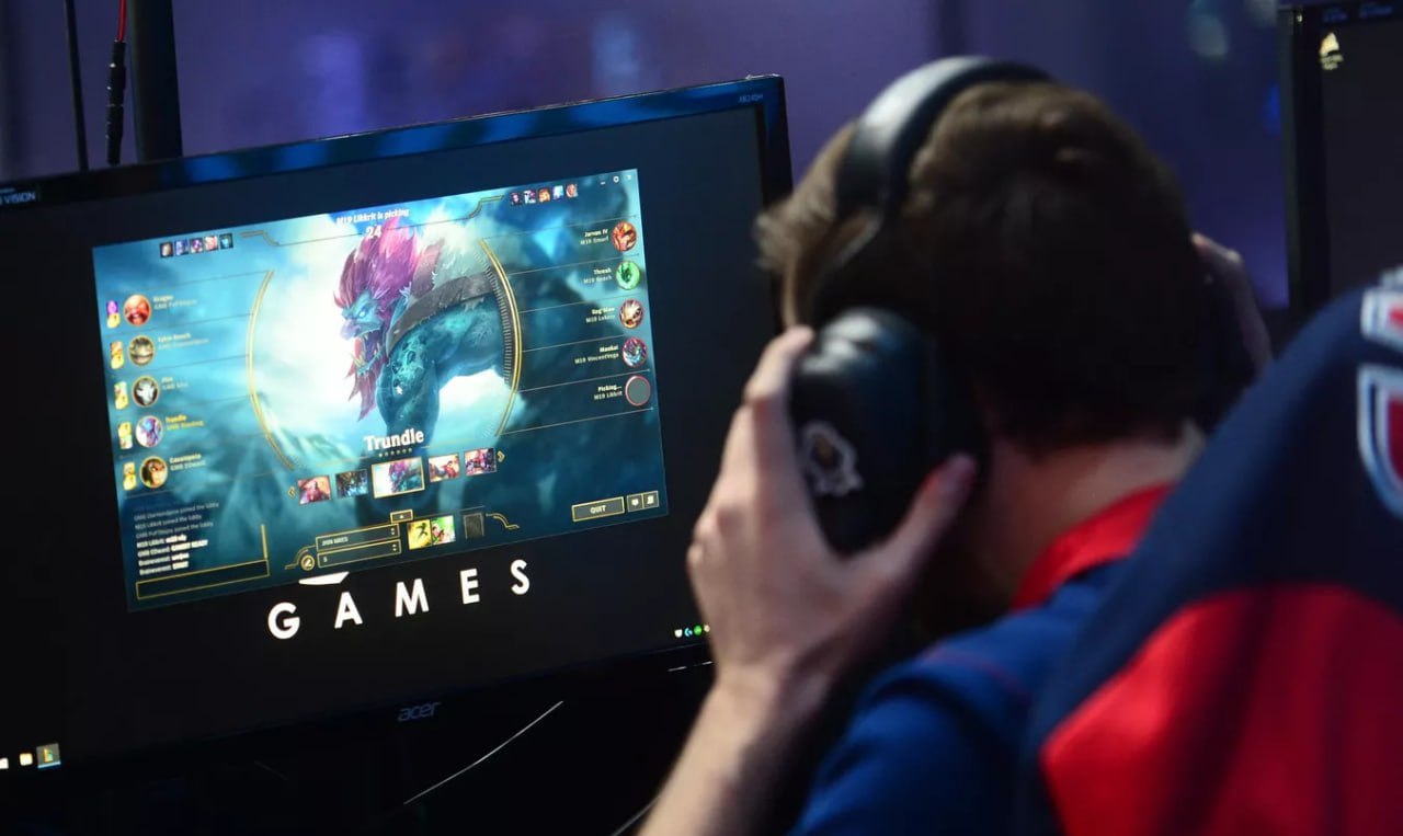 В России растет популярность компьютерных клубов Так их число за 2025 й выросло на треть до 4000 тогда как на конец 2024 го было 3100 рассказали в Ассоциации развития киберспортивной инфраструктуры При этом объем рынка компьютерных клубов достиг 30 млрд рублей что на 15 больше по сравнению с концом 2024 го jkinvest news jkinvest