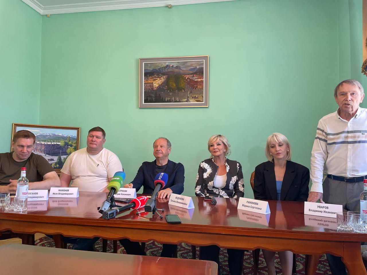 В Русском театре проходит пресс-конференция с артистами театра на Трубной. В течение пяти дней труппа представит во Владикавказе пять комедий. Художественный руководитель театра режиссер Дмитрий Астрахан. Подписывайтесь на Abon