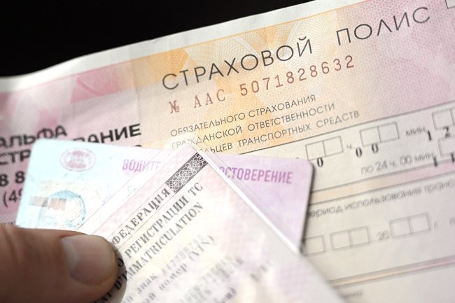 Банк России совместно со страховыми компаниями рассмотрел возможность отмены натурального возмещения по полисам ОСАГО Одной из причин для обсуждения стала растущая убыточность сегмента усугубленная действиями мошенников при урегулировании ущерба Однако отказ от ремонта вместо денежной выплаты может привести к росту стоимости страховки и сокращению вознаграждений для агентов Страховщики в свою очередь предлагают альтернативные решения частично компенсировать клиентам расходы при самостоятельном ремонте а также ограничить свою ответственность за соблюдение сроков восстановления автомобиля Подписаться на Российскую газету в Читать нас в MAX