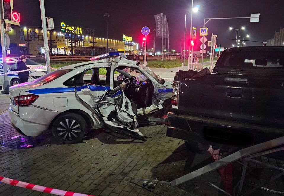 Два человека получили ранения в результате столкновения Toyota с патрульной машиной в Новгородской области, сообщили в УМВД региона.  Водитель и пассажир патрульной Лады получили травмы, их госпитализировали в больницу.   На месте работает следственно-оперативная группа.       Отправить новость