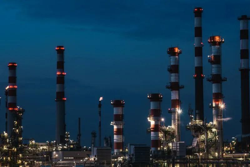 Вячеслав Федорищев поздравил жителей Самарской области с Днем нефтяника Глава региона отметил нефтегазовая отрасль основа российской экономики обеспечивающая реализацию стратегических планов развития страны укрепление ее промышленного сектора и обороноспособности выполнение социальных обязательств государства перед нашими гражданами Самарская область обладающая уникальным научно техническим и кадровым потенциалом в сфере нефтяной и газовой промышленности занимает среди регионов России особое место У нас располагаются нефтедобывающие компании нефтеперерабатывающие заводы предприятия по переработке попутного нефтяного газа организации трубопроводного транспорта Вячеслав Федорищев заявил что работников отрасли отличают профессионализм высочайшая работоспособность целеустремленность преданность своему делу Это позволяет эффективно решать задачи поставленные Президентом России Владимиром Путиным по реализации национальных проектов Эффективная и конкурентная экономика Международная кооперация и экспорт достижению технологического суверенитета страны Дорогие друзья Искренне благодарю вас за самоотверженный труд заботу об экологическом благополучии региона умение решать самые сложные производственно технологические задачи внедрять в производство современные достижения науки и техники Уверен что благодаря совместным усилиям власти и социально ответственного бизнеса опыту ветеранов заложивших основу для сегодняшних достижений в нашей области и в дальнейшем будут создаваться все необходимые условия для стабильного развития Желаю вам здоровья счастья благополучия и новых производственных успехов на благо Самарской области и России Подписаться samara450media Больше новостей на sovainfo ru