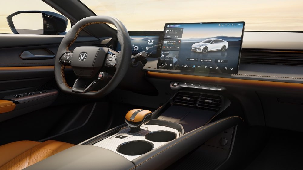 Старт продаж нового Changan Uni-V объявили в Китае. Разброс цен на лифтбек составил 102,9-119,9 тысячи юаней  1,13-1,32 млн рублей .  Кузов нового Uni-V выделяется за счёт отсутствия решётки радиатора. Салон также визуально упростили, разместив на центральной консоли крупный 14,6-дюмовый монитор.  Точные габариты нового Uni-V составили 4740 х 1838 х 1430 мм. Начальную версию оснастили 1,5-литровым ДВС на 192 л.с. Более производительный 2-литровый мотор генерирует 245 л.с.  #changan