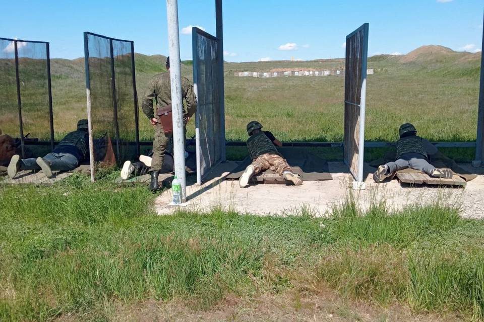 Старшеклассники из Камышина отправились на военно-патриотические сборы В мероприятии участвуют ученики десятых классов. Сегодня, 15 мая, на полигоне близ Антиповки Камышинского района проходят ежегодные военно-патриотические сборы старшеклассников. Как сообщают в райадминистрации, участие в мероприятии принимают 10-классники. На полигоне с ребятами занимаются опытные наставники, проводятся учебные стрельбы и занятия по основам военной подготовки.