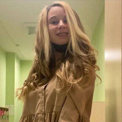 На Украине в Черкасах молодая учительница делала м нет своему 18 летнему студенту и записывала это всё на видео а после занятий скидывала ему свои интимные фотографии и переписывалась с ним о своих сексуальных фантазиях Ко всему этому у неё был муж который ничего об этом не знал Видео можно посмотреть в канале ТРЭШ 18 там выкладывают разный треш про хохлов у них ещё и не такой пиздец