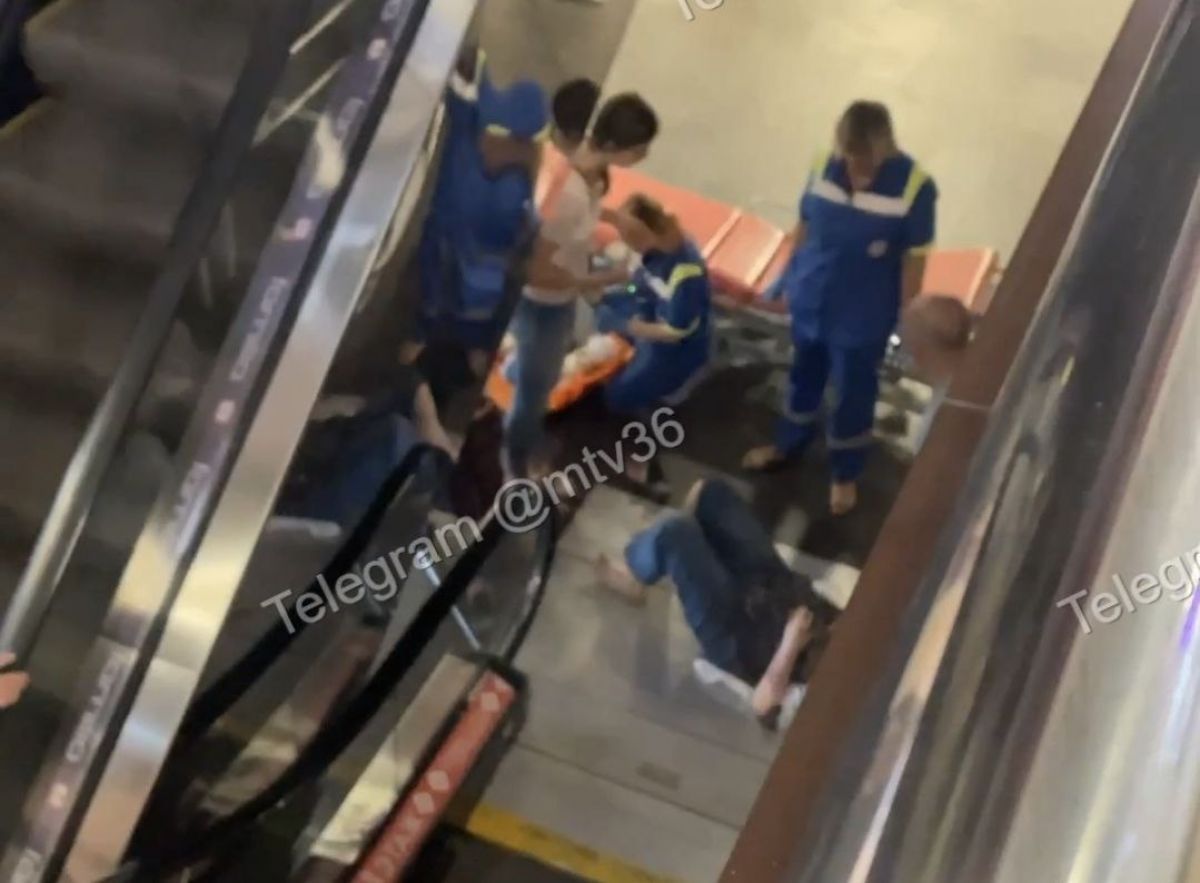 В одном из воронежских торговых центров медики оказали помощь пенсионерке, упавшей с эскалатора Очевидцы сразу же вызвали скорую помощь. По словам местных жителей, пенсионерка упала с высоты второго этажа на первый, ударившись головой. После падения она, как утверждают свидетели, потеряла сознание. ↗ Прислать новость Подписаться