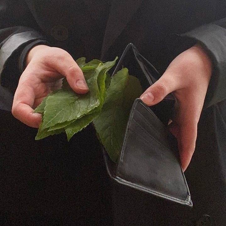 Почти половина россиян оказалась на грани бедности Порядка 40 жителей России в 2025 году балансируют у черты бедности Экономист Дмитрий Белоусов из Центра макроэкономического анализа и краткосрочного прогнозирования отметил что хотя государству удалось снизить уровень крайней бедности проблема нехватки средств на базовые нужды остается острой для значительной части населения Белоусов выразил обеспокоенность тем что 40 граждан могут позволить себе лишь еду и одежду назвав это тревожным сигналом Ранее министр труда Антон Котяков выступил с предложением оказать поддержку неработающим россиянам столкнувшимся со сложными жизненными ситуациями ЕАН в MAX ЕАН в VK