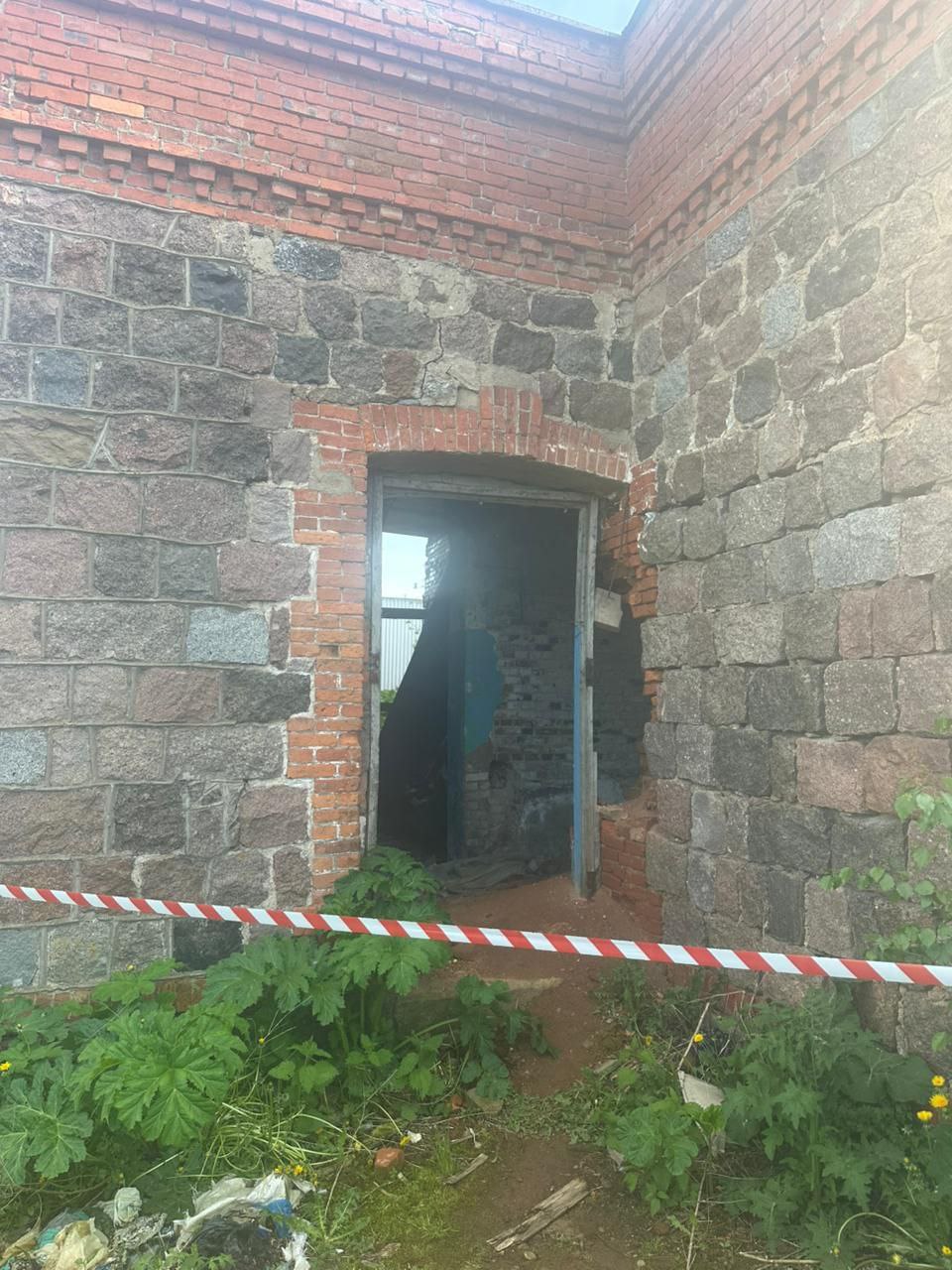 Две девочки погибли на заброшенной скотобойне под Петербургом Тела 11 и 12-летней девочек нашли на заброшенной скотобойне. Дети оказались придавлены бетонной плитой, которая обрушилась на головы школьницы. - По предварительной информации, сегодня около 17 часов в здании бывшего сельскохозяйственного предприятия в деревне Терпилицы Волосовского района произошло обрушение бетонных плит перекрытия, в результате которого погибли двое несовершеннолетних, - сообщили в прокуратуре Ленобласти. По факту гибели двух детей возбуждено уголовное дело по части 3 статьи 109 УК РФ «Причинение смерти по неосторожности двум и более лицам» . : СПб — отдай свой буст нам
