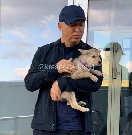 Миллиардер из Усть-Лабинска Олег Дерипаска планирует открыть на Кубани приюты для животных Предприниматель рассказал, что 4 мая отмечался День собачьего счастья – неофициальный праздник, посвящённый четвероногим. Бизнесмен отметил, что хочет сказать спасибо всем, кто заботится о животных, в том числе волонтёрам и сотрудникам приютов. Также Олег Дерипаска упомянул, что хочет открыть в Краснодарском крае приюты для собак. Надеюсь, найдём соратников и вместе с ними откроем приюты на Кубани и в Нижнем Новгороде, - написал бизнесмен. Ваши видео высылайте нам в бот Подпишись поделись Прислать видео новость