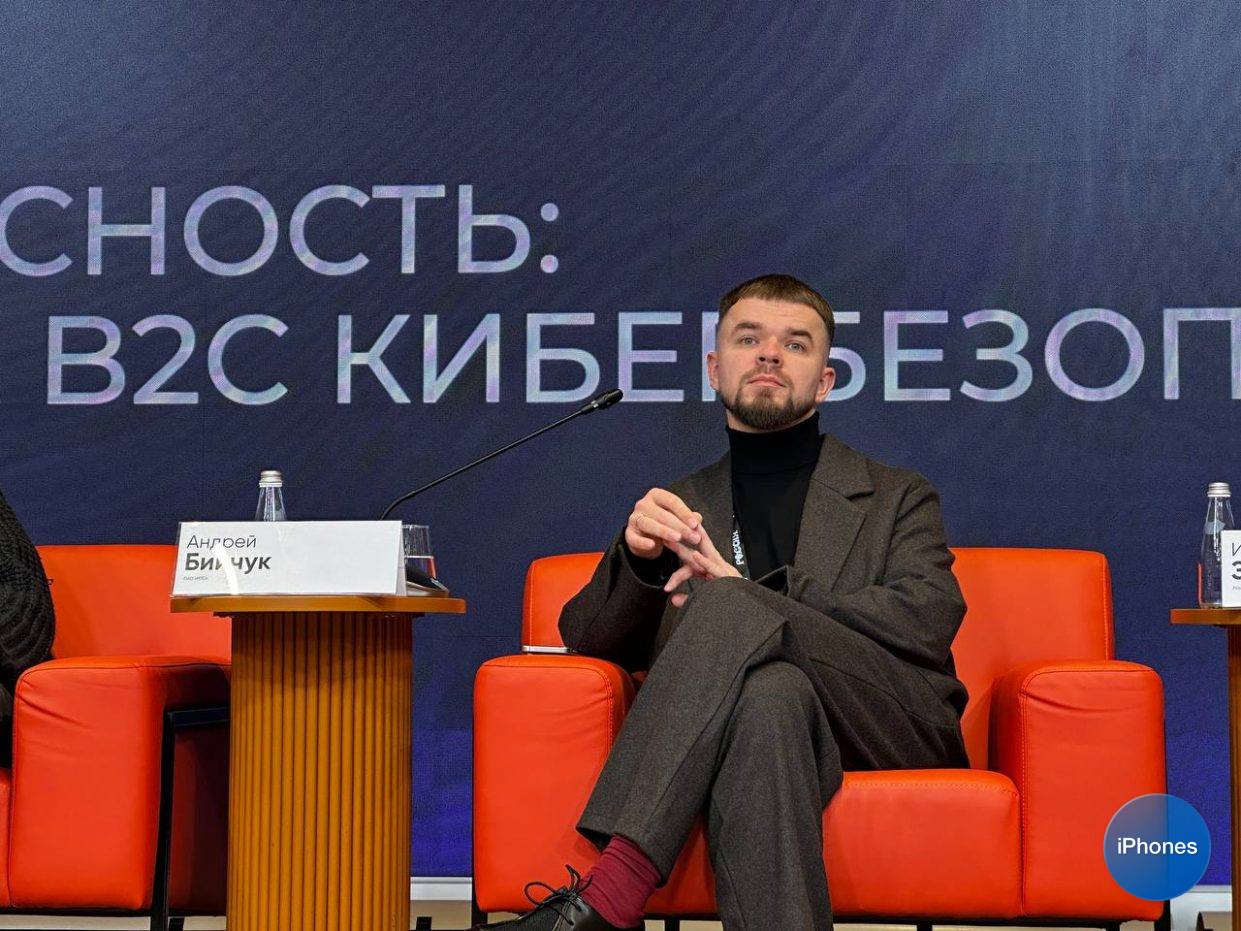 Защитник МТС каждый пятый звонок от мошенников является частью сложной схемы обмана В Москве сейчас проходит форум Цифровые решения Государственные структуры и компании обсуждают как вместе развивать кибербезопасность ИИ софт связь и другие цифровые направления Одной из тем последних дней стало телефонное мошенничество как оно меняется и как с ним бороться По данным сервиса Защитник в начале года на мошеннические звонки со сложными схемами приходилось около 10 всех попыток к октябрю доля выросла до 20 Многоступенчатые схемы предполагают серию последовательных звонков от разных номеров Мошенники представляются сотрудниками частных компаний или государственных структур что повышает доверие потенциальной жертвы Для противодействия новым схемам МТС усилила работу сервиса Защитник В систему внедрены обновлённые модели искусственного интеллекта которые позволяют определять мошеннические звонки в шесть раз быстрее и блокировать их на ранних этапах www iphones ru 1345674 новости iphonesru