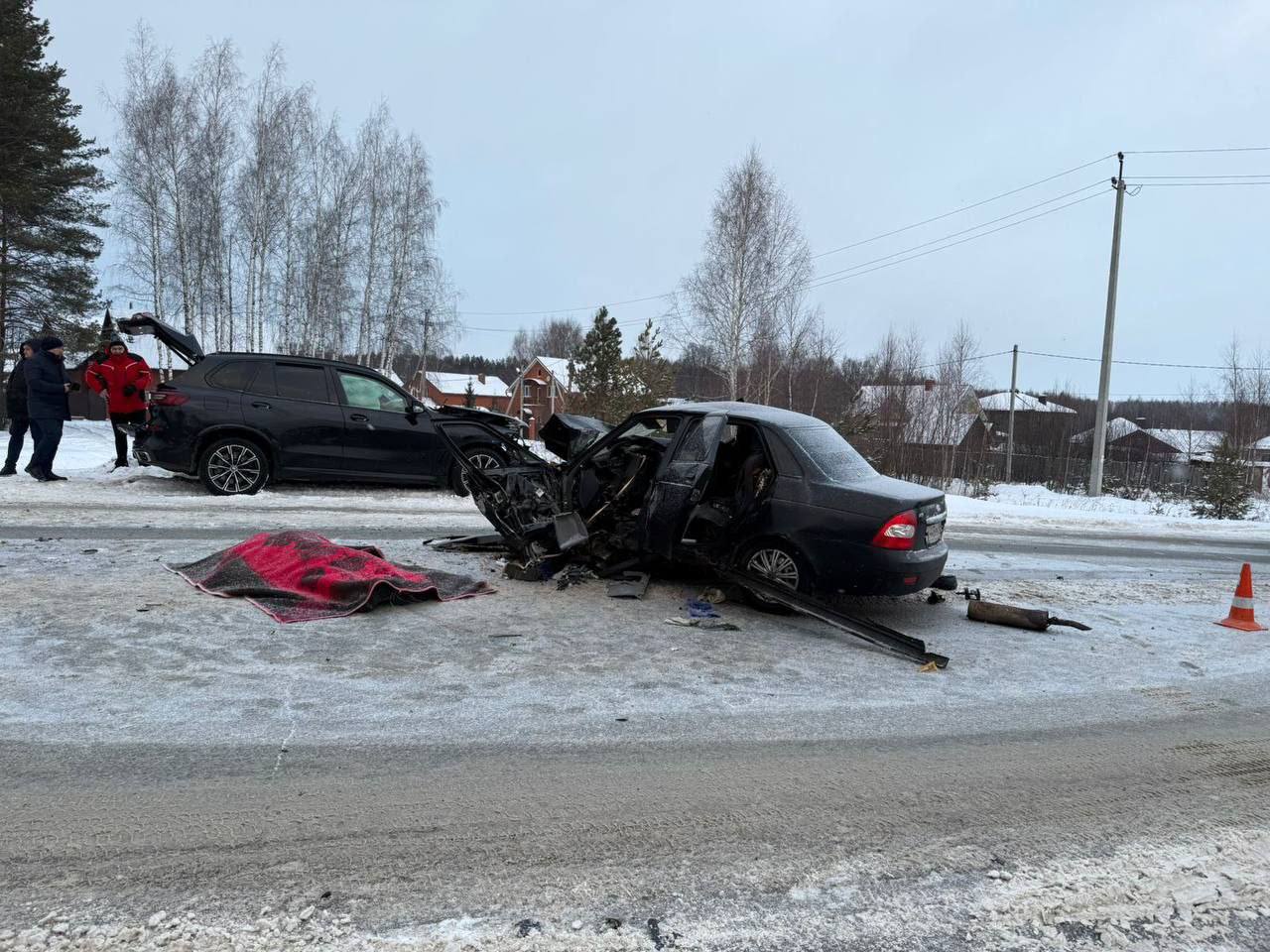 В сети распространяется видео с предполагаемым виновником аварии на трассе М7 возле села Каймары — водитель БМВ пьет что-то из бутылки из-под водки — по информации StopCityRacing, позже такую же бутылку нашли в машине с остатками спиртного.  Напомним, там лоб в лоб столкнулись БМВ и Лада. Водитель Лады погиб на месте.  «06.01.2025 примерно в 07:10 на автодороге М-7 возле села Каймары погиб мой отец. Водитель БМВ въехал на высокой скорости в невинного человека, в следствии чего наш папа погиб! Водитель иномарки скрылся. Позже в машине нашли права. На сегодняшний день виновника не нашли. Неужели это останется безнаказанным?», — подписчик в бот  .    Казань на Максималках