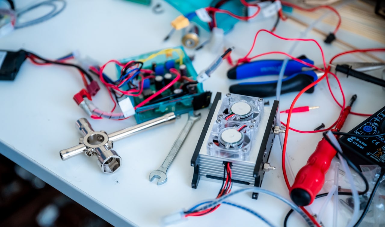 Челябинский школьник разработал подводного дрона для добычи ископаемых   gubernia74 ru articles society 1138238 Одним из лучших юных изобретателей России стал школьник из Челябинска Иван Макеев На международном саммите Сириус Казахстан в Алматы он представил проект подводного дрона для экологической добычи ископаемых Разработка Ивана созданная под кураторством Курчатов Центра вошла в двадцатку лучших проектов со всей страны Об этом сообщили в пресс службе учебного учреждения   t me chgub