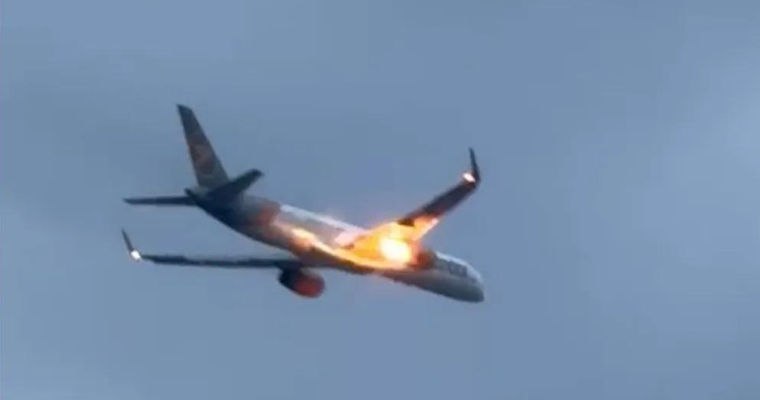 Авиалайнер Condor, летевший с острова Корфу в Дюссельдорф, загорелся в воздухе  Сразу после взлета у самолета Boeing 757 авиакомпании Condor, следовавшего с острова Корфу в Дюссельдорф, вспыхнуло правое турбовинтовое двигательное отделение.
