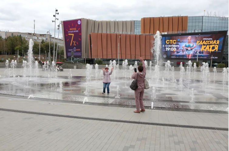 В Перми госпитализировали ребенка, получившего травму в фонтане на эспланаде У фонтана на эспланаде в Перми девочка повредила палец. Как сообщили «Ъ-Прикамье» в пресс-службе краевого минздрава, ребенок госпитализирован и находится в состоянии средней степени тяжести. «Пациентке оказывается вся необходимая медицинская помощь»,— подчеркнули в ведомстве. Напомним, летом прошлого года на эспланаде произошел аналогичный случай с другим ребенком.