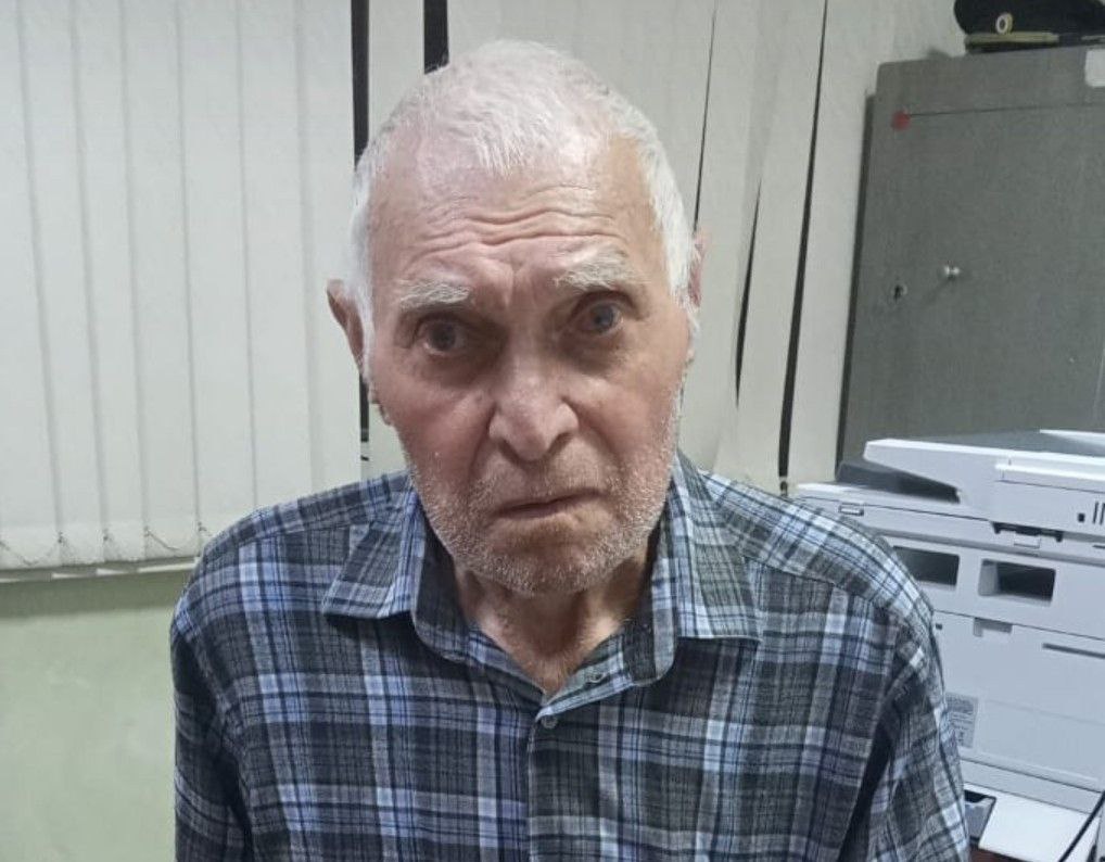 В районе почтамта найден пожилой мужчина, который не может вспомнить, где живет. Он представился Кабуловым Владимиром Георгиевичем, 1943 года рождения. В настоящее время находится в отделе полиции №2 телефон: 59-69-00 .