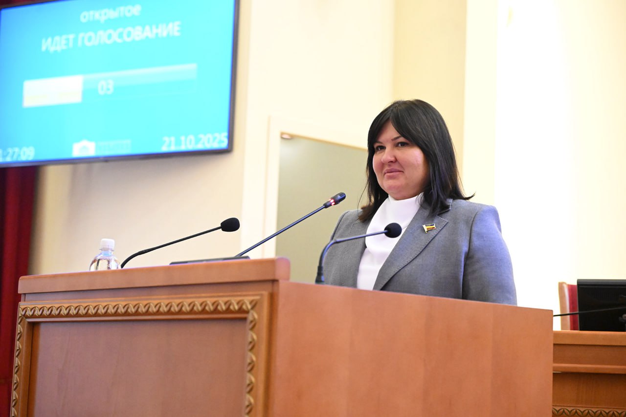 24 е заседание ЗСРО Депутаты утвердили ключевые показатели эффективности деятельности Молодежного парламента при Законодательном Собрании Ростовской области Среди них количество подготовленных Молодежным парламентом рекомендаций по внесению изменений в федеральное и областное законодательство количество проведенных мероприятий участие в заседаниях комитетов и комиссий Законодательного Собрания взаимодействие с государственными органами органами местного самоуправления с общественными объединениями и другими молодежными парламентами Законодательное Собрание Ростовской области