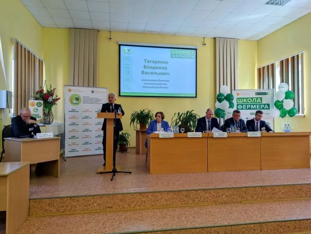 30 начинающих аграриев стали слушателями Школы фермера На базе Новгородского института переподготовки и повышения квалификации руководящих кадров и специалистов агропромышленного комплекса стартовал новый сезон обучения в Школе фермера Это совместный проект Министерства сельского хозяйства РФ и АО Россельхозбанк направленный на повышение финансовой экономической правовой технологической грамотности начинающих фермеров А также на то чтобы помочь им разобраться в бизнес планировании В этом году в Школе фермера будут обучаться 30 человек в том числе члены семей участников СВО из 13 муниципальных округов Новгородской области а также из Санкт Петербурга и Москвы Сельхозтоваропроизводители а особенно молодое поколение проявляют неподдельный интерес к участию в проекте поэтому попасть в Школу фермера не так просто На встрече со слушателями образовательного интенсива заместитель министра сельского хозяйства Новгородской области Владимир Татаренко подчеркнул что современный фермер это не просто производитель сельскохозяйственной продукции а универсальный специалист который должен сочетать в себе множество профессий