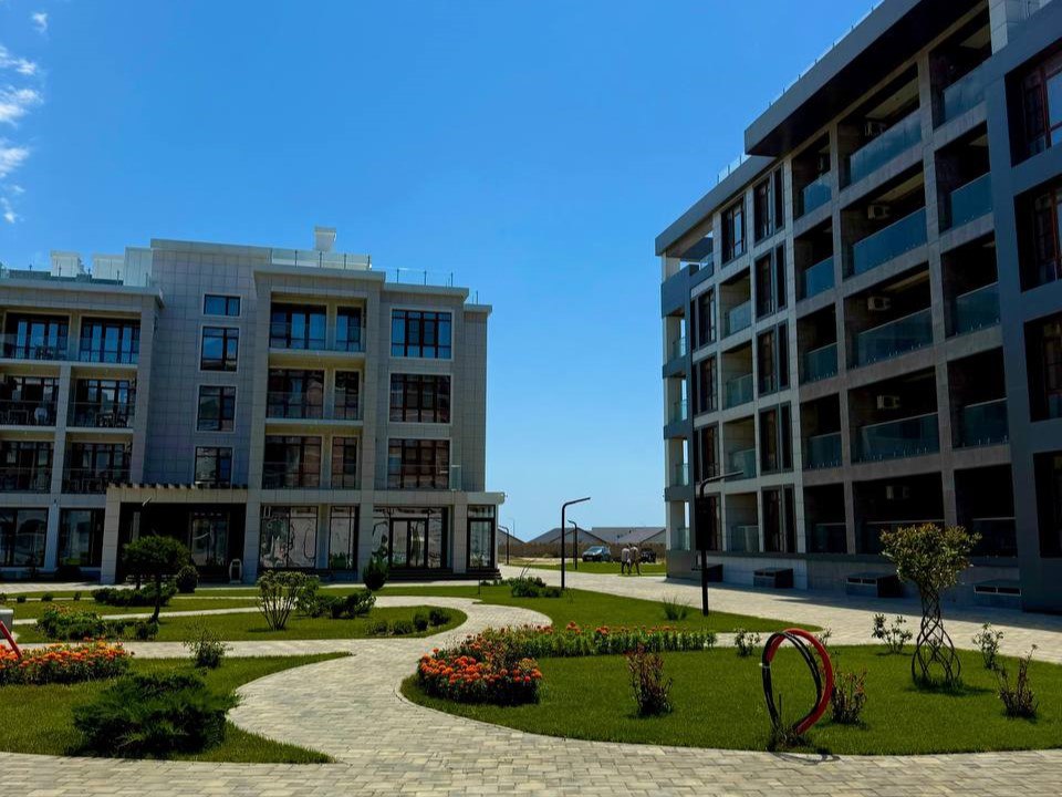 Гостиничный комплекс Atlantis Marina за 5 млрд рублей откроют в Махачкале на берегу Каспийского моря По данным мэрии проект уже завершён на 95 идут работы по благоустройству территории Власти объясняют стройку резким ростом турпотока в Дагестан Что входит в комплекс 8 зданий медицинский центр апарт отель общедоступный пляж с полной инфраструктурой Открытие намечено на 2026 год Проект создаст 500 новых рабочих мест