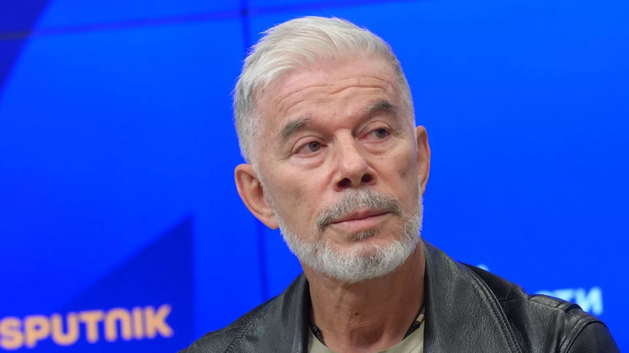Газманов отдал мошеннику все накопления на пенсию Об этом сообщил юрист семьи певца Роман Кузьмин В 2019 году Олег Михайлович выдал займ Саркисяну как и его супруга Марина Анатольевна Особенность в том что это были все деньги которые Олег Михайлович за всю свою жизнь заработал на пенсию уточнил Кузьмин Он добавил что Геворк Саркисян начал входить в круг семьи Газманова в 2016 года Фактически он воспользовался их к нему отношением и получил денежные средства Впоследствии через год от него потребовали деньги вернуть Саркисян заявил что денег нет Он непонятно куда их инвестировал А мы не инвестировали просто дали ему займ заявил юрист jkinvest news jkinvest