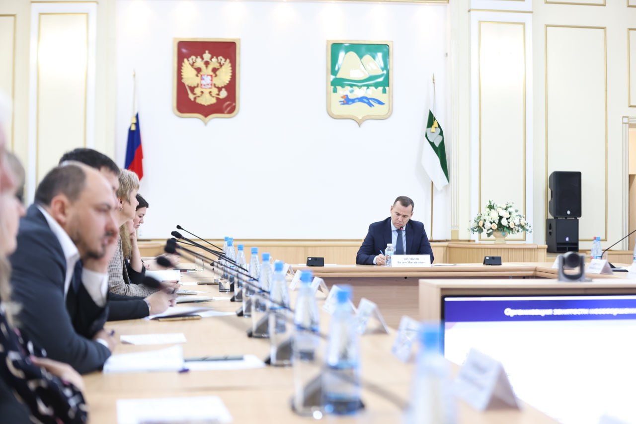 Губернатор Курганской области Вадим Шумков предложил направлять средства программы обязательного медицинского страхования на стимулирование врачей которые отговаривают женщин от прерывания беременности и сохраняют маленькие жизни Соответствующее предложение направлено регионом в Правительство РФ На Совете по образованию коснулись и темы демографии На наш взгляд нужно вносить коррективы в правила расходования средств по программе медицинского страхования Речь о том что сегодня государство финансирует проведение абортов Но тратить те же средства на предотвращение абортов а вернее на проведение работы по отказу от проведения абортов без медицинских показателей к сожалению нельзя Мы предлагаем разрешить стимулирование лиц работавших с женщиной по её отказу от аборта чтобы они были вправе получать вознаграждение из тех же лимитов программы медстрахования Иначе ситуация получается не очень корректная За проведение абортов государство платит а за отказ от них и сохранение жизни нового гражданина нет Направили наше предложение коллегам в Правительстве РФ Будем надеяться что нас поддержат написал глава региона в своём канале в МАХ max ru v shumkov КурганскаяОбласть демография