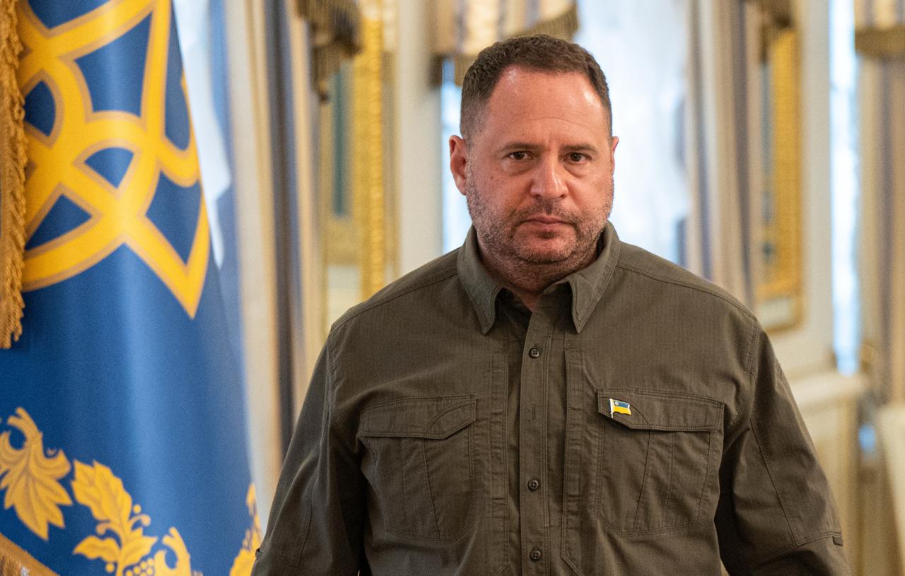 Недавние обыски у Андрея Ермака занимавшего на тот момент пост главы Офиса президента Украины не связаны с операцией Мидас по расследованию масштабной коррупции в энергетике заявил руководитель межрегионального управления детективов НАБУ Руслан Магомедрасулов уточнил что следственные действия проводились в рамках другого уголовного дела