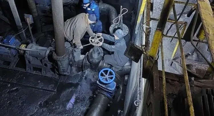 В Новом Ургале в сорокаградусный мороз сломалась котельная В рабочем посёлке Новый Ургал Верхнебуреинского района в ночь на 18 декабря произошла аварийная остановка на багерной насосной станции По данным администрации муниципалитета ЧП произошло около 2 20 по местному времени когда температура на улице опускалась до 42 градусов Включена в работу аварийная система сброса шлака В данный момент функционирует один котел Температура подачи теплоносителя 42 градуса Специалисты ООО ХЭС Чегдомын ведут работы по устранению коммунальной аварии Это второе ЧП в системе отопления посёлка с населением около 7 тысяч человек с начала отопительного сезона 2025 26 годов Ранее система отключалась 14 ноября из за неисправности электросети был поврежден кабель питания todaykhv