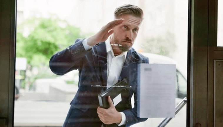 Банки и МФО передали коллекторам долгов на 1 2 трлн рублей Таковы показатели за 9 месяцев 2025 года Это больше чем за каждый полный год с 2020 го по 2024 й Ожидается что к концу года долги могут достичь 1 3 трлн рублей За 9 месяцев объем переданных долгов вырос на 57 6 доля МФО в агентском взыскании достигла 35 а срок передачи долгов сократился до 2 месяцев По мнению экспертов причины такого роста увеличение проблемных кредитов невозможность рефинансирования из за высоких ставок повышение эффективности взыскания на 50 60 Они прогнозируют сохранение высокой активности коллекторов в 4 квартале 2025 года и дальнейший рост в 2026 году fatcat18