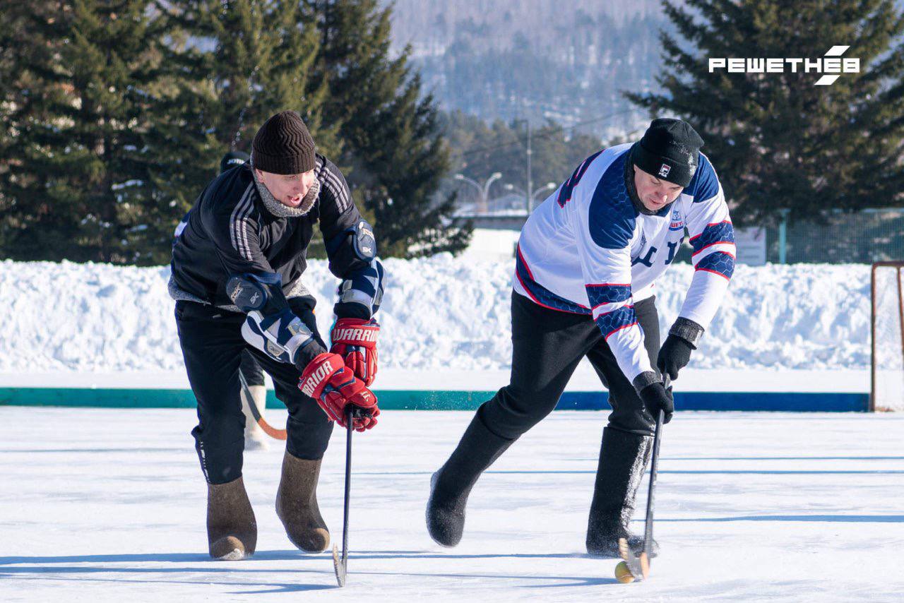 Приглашаем на спортивное мероприятие 23 февраля в Железногорске пройдёт турнир по хоккею в валенках Место встречи стадион Труд Начало матчей в 10 00 Церемония открытия турнира в 11 00 В мероприятии примут участие четыре команды от АО РЕШЕТНЁВ входит в Роскосмос сборные от городских предприятий и организаций При использовании информации и фотографий ссылка на их первоисточник обязательна МАХ ТГ ВК ОК Дзен RUTUBE YouTube сайт