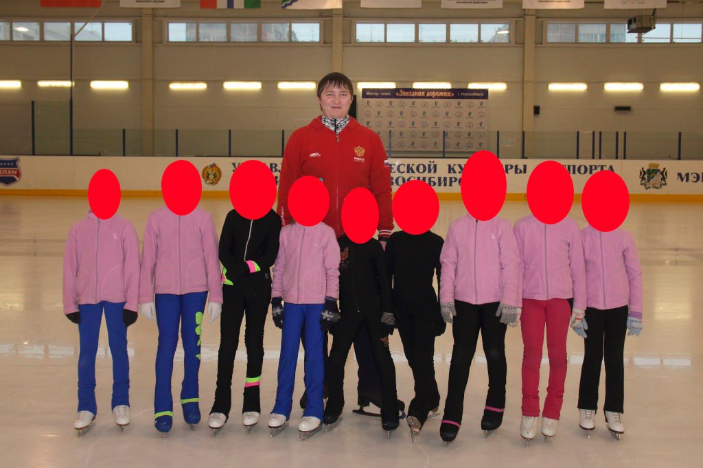 Тренер фигуристок задержан по делу о домогательствах к детям в Новосибирске Бывший тренер по фигурному катанию Константин Медовиков задержан в Новосибирске сообщает госагентство ТАСС со ссылкой на силовиков В апреле 2025 года матери девочек занимающихся в новосибирском муниципальном Центре зимних видов спорта заявили о домогательствах Медовикова к детям Они написали заявление в правоохранительные органы Мэрия которой принадлежит центр сообщила что Медовиков уволился но за 11 лет его работы не поступало ни одной жалобы Мать одной из фигуристок Татьяна Антонова заявила что тренер лез под майку целовал в губы и трогал за грудь её дочь Другая мама Юлия Хохлова рассказала что Медовиков обнимал и трогал её ребёнка ниже поясницы Но другая группа родителей фигуристов написала заявление на Антонову попросив опеку проверить условия жизни её дочери Коллега тренера Лолита Белова утверждала что причиной конфликта якобы стала неудачная спортивная карьера ребёнка Но уголовное дело против Медовикова всё таки завели Следствие будет ходатайствовать о домашнем аресте Новосибирский Центр зимних видов спорта это спортивная школа олимпийского резерва Его возглавляет Сергей Шевкунов который прежде был консультантом отдела по взаимодействию с религиозными организациями и национально культурными автономиями в мэрии Подписаться Прислать новость Помочь бустами