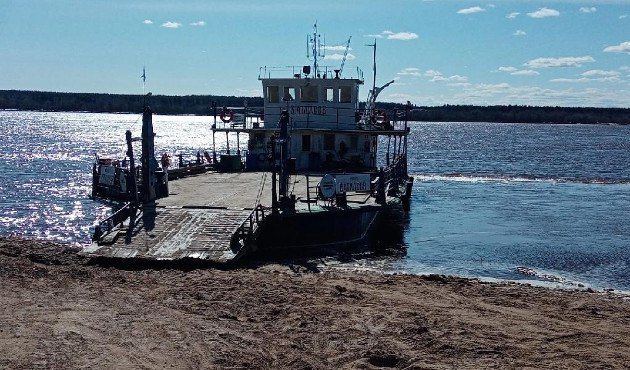 В Архангельской области прокуратуре пришлось вмешаться в процесс открытия паромных переправ Прокуратура Холмогорского района провела проверку по размещённой в Интернете информации, связанной с паромными переправами через реку Северную Двину по маршрутам Ныкола - Двинской и Копачёво - Ичково. Выявилось необоснованное, по оценке надзорного ведомства, затягивание сроков начала их работы.
