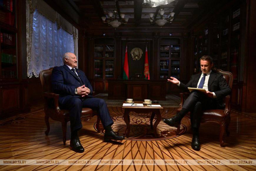 Лукашенко: если разумно провести переговоры, Россия никогда больше не будет воевать с Украиной  Журналист Time поинтересовался у белорусского лидера, как, по его мнению, может выглядеть в будущем линия разграничения между Украиной и Россией. По словам Александра Лукашенко, это будет зависеть от того, как договорятся стороны конфликта.   "Можно договориться, что с одной и с другой стороны будет демилитаризованная  а на самом деле правильно - милитаризованная  зона - километр, два или пять. Это ужас", - отметил Президент.  "Это ужас. Мертвая зона огромная", - согласился корреспондент.   "Да, мертвая зона. Но я надеюсь, что до этого не дойдет. Будет обычная граница. Да, усиленная охрана с одной и с другой стороны. Но в этой зоне можно работать. Ведь у нас сейчас и в советские времена была пограничная зона. Туда въезд был запрещен. А если разрешен, то с определенным пропуском, разрешением и так далее. Но там жили люди, - напомнил Александр Лукашенко.