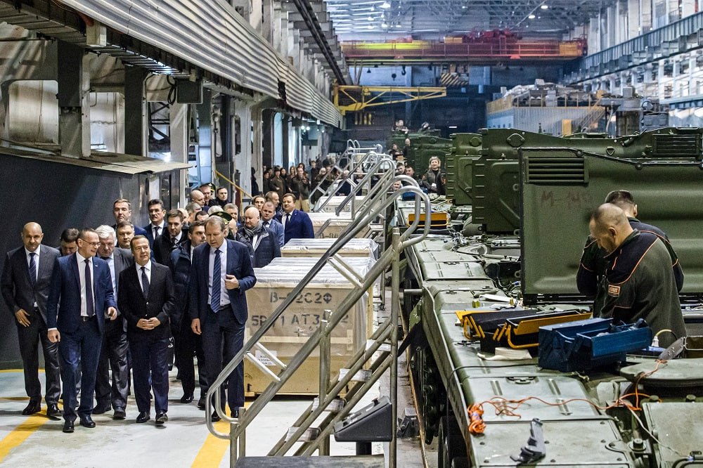 Кому теперь нужны вагоны Выполняющий гособоронзаказ в режиме высокой интенсивности Уралвагонзавод проведёт массовые увольнения сотрудников Документально заявлено о сокращении 10 штата центров служб управлений институтов отделов общества однако работники опасаются что их уполовинят УВЗ подтвердил сокращения но не уточнил численность Предприятие объясняет происходящее реструктуризацией ради оптимизации административно управленческих расходов и подчеркивает что продолжает искать рабочих дефицитных специальностей В октябре часть сотрудников УВЗ перевели на четырёхдневную рабочую неделю из за сокращения спроса на производство гражданской продукции