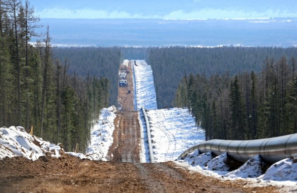 Газпром не получит снижения налогов в связи со строительством Силы Сибири 2 Министерство финансов России не обсуждает налоговые преференции для Газпрома в связи с возможным строительством газопровода Сила Сибири 2 для этого нет бюджетных возможностей в перспективе ближайших трех лет заявил замминистра финансов Алексей Сазанов Также в Минфине не обсуждают налоговые льготы для проекта Арктик СПГ 2 оператором которого является Новатэк В середине сентября 2025 года сообщалось что Минфин может снизить налоговую нагрузку на Газпром в 2026 году Предполагается что Газпром сможет получить часть дополнительных доходов компаний от индексации тарифов в виде снижения налогов Финансовые показатели Газпрома ухудшились в 2023 году когда компания понесла чистый убыток по МСФО впервые за 25 лет а затем наблюдался спад в первой половине 2024 года однако затем последовало существенное восстановление чистая прибыль составила 1 22 трлн рублей против убытка 629 млрд рублей годом ранее Снижение было вызвано падением экспорта газа в Европу и снижением экспортных цен а улучшение результатов в 2024 году связано с ростом поставок в Китай и восстановлением ценовой динамики nakanuneru