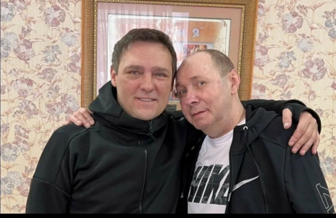 Продюсер Андрей Разин оспаривает завещание Юрия Шатунова в суде Разин подал в московский суд иск с требованием признать завещание покойного солиста группы «Ласковый май» Юрия Шатунова недействительным, сообщает «РИА Новости». Среди ответчиков по иску указаны близкие родственники артиста — его супруга Светлана, сын Дэннис и дочь Эстелла. Заседание уже назначено, однако подробности дела и мотивы обращения Разина в суд пока не раскрываются. Юрий Шатунов стал звездой в конце 1980-х благодаря хитам «Ласкового мая» в Оренбурге. Именно там, в детдоме, и началась его музыкальная карьера, которая позже принесла ему широкую популярность и многомиллионную армию поклонников.