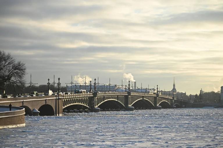 Уровень воды в Неве превысил 100 сантиметров из-за западного ветра  В городе сейчас властвует тёплый сектор циклонического вихря. Он принесёт дождь и тепло, а к вечеру даже покажет ненадолго солнце. А вот пришедший западный ветер нагнал воды, из-за чего её уровень в Неве перевалил за 100 сантиметров.   В 13:45 уровень воды в Неве у Горного института уже был 115 сантиметров. Об этом сообщили в «Северо-Западном управлении по гидрометеорологии и мониторингу окружающей среды».   : Алексей Булатов   : СПб