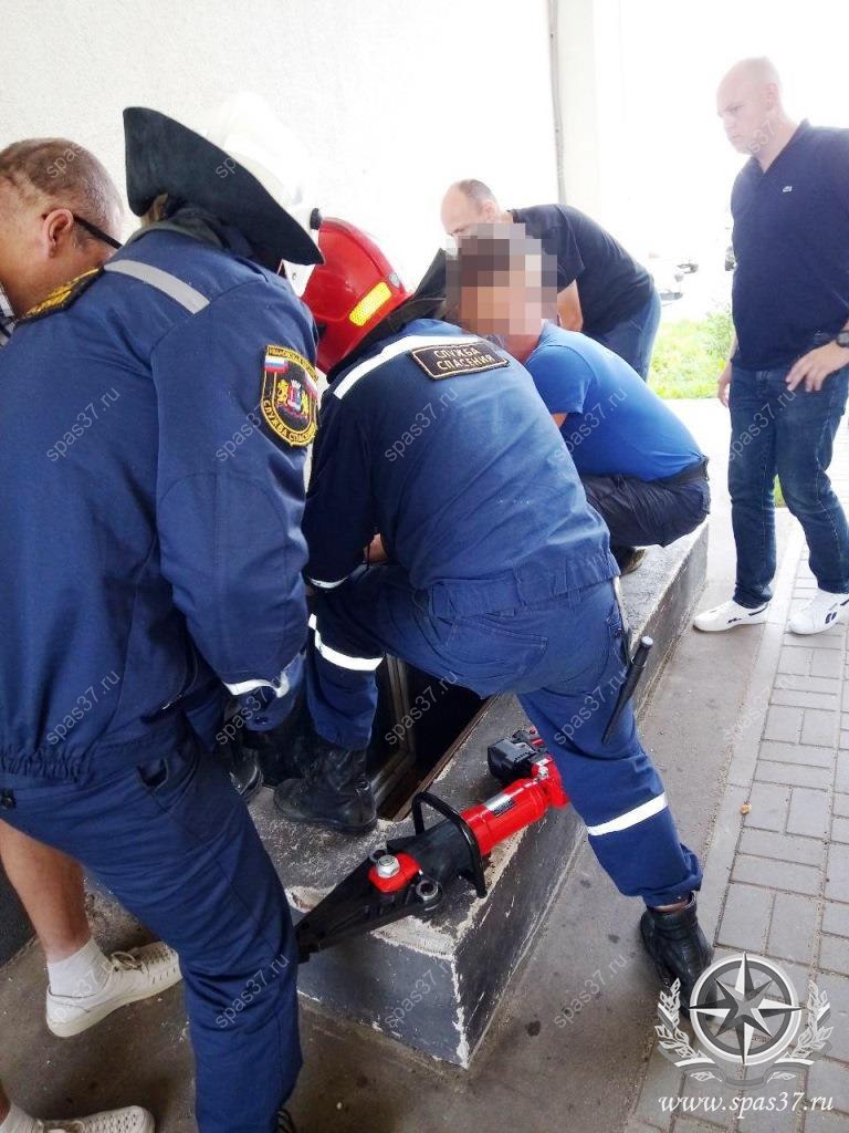 Сегодня около часа дня в одном из дворов Иванова восьмилетняя девочка застряла ногой в решетке приямка многоэтажного дома.  Прибывшие спасатели использовали аккумуляторный инструмент, чтобы освободить ногу ребенка. Затем они передали девочку родителям. Благодаря их помощи, освобождение прошло быстро и безопасно.   Подписаться   Прислать новость