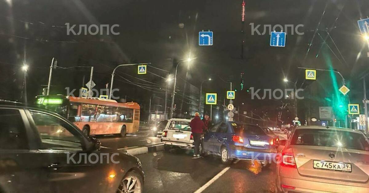 В Калининграде на Советском проспекте столкнулись два автомобиля Инцидент произошёл в пятницу 21 ноября ориентировочно в 18 30 Автомобили столкнулись у поворота на улицу Гайдара Пробка стоит от улицы Маршала Борзова Длина затора составляет 800 метров