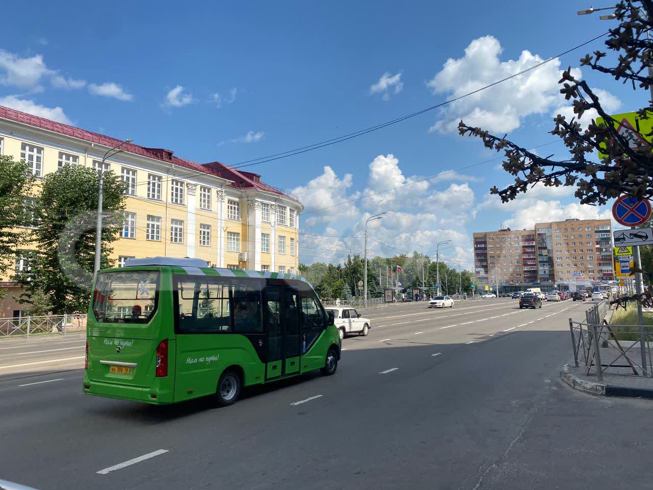 473 нарушения в работе общественного транспорта выявили в Курске за май Итоги работы перевозчиков по брутто-контрактам подводят каждый месяц. - Наша цель - не штрафы ради штрафов, а повышение качества перевозок. Транспорт должен быть предсказуемым и удобным, - отметил врио министра транспорта и автодорог региона Александр Замараев. По итогам мая план рейсов выполнен на 98%. В ходе проверок соблюдения условий госконтрактов специалисты Центра транспортных услуг составили 473 акта о нарушениях. Чаще всего это невыдача билетов пассажирам, проезд мимо остановок и неработающие кондиционеры. Все нарушения зафиксированы, меры приняты. О проблемах в работе общественного транспорта куряне могут круглосуточно сообщать на горячую линию +7 4712 702-802. Нужно будет указать дату и время поездки, маршрут и номер транспорта, место инцидента, а также свои контакты для обратной связи. - Каждое обращение - это точка роста. Не игнорируем. Не откладываем. Реагируем. Продолжаем менять транспорт с опорой на реальный запрос курян, - подчеркнул Александр Замараев. Сейм Курская область