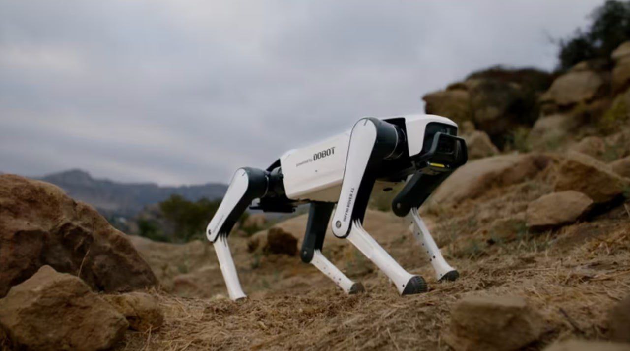 Домашние роботы потихоньку дешевеют до уровня смартфонов в Китае представлен Rover X1 за 1000 долларов Устройство оснащено системой искусственного интеллекта позволяющей ему выполнять разные задачи и принимать решения без участия человека На верхней платформе робопёс способен перевозить различные предметы от бытовых мелочей до лёгких грузов грузоподъёмность не уточняется Производитель предлагает использовать Rover X1 как домашнего помощника охранного патрульного или спутника для прогулок на природе NewsEconomics