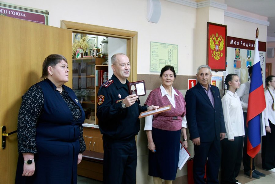 Росгвардеец из Кузбасса передал школьному музею найденную фронтовую реликвию времен Великой Отечественной войны В поселке Осиновое Плесо Новокузнецкого округа подполковник Юрий Потапов торжественно передал школьному музею медаль За боевые заслуги которая принадлежит уроженцу этих мест гвардии ефрейтору Демьяну Евстратьевичу Чудинову Выяснилось что родственников у героического кузбассовца не осталось Восстановленная медаль в бархатном футляре стала первой подлинной боевой наградой в экспозиции юных краеведов Если у боевой награды не осталось семьи она должна служить памяти и воспитанию подрастающего поколения Школьный музей самое правильное место отметил офицер Росгвардии Юрий Потапов kuzzbas ru news society 77910 html