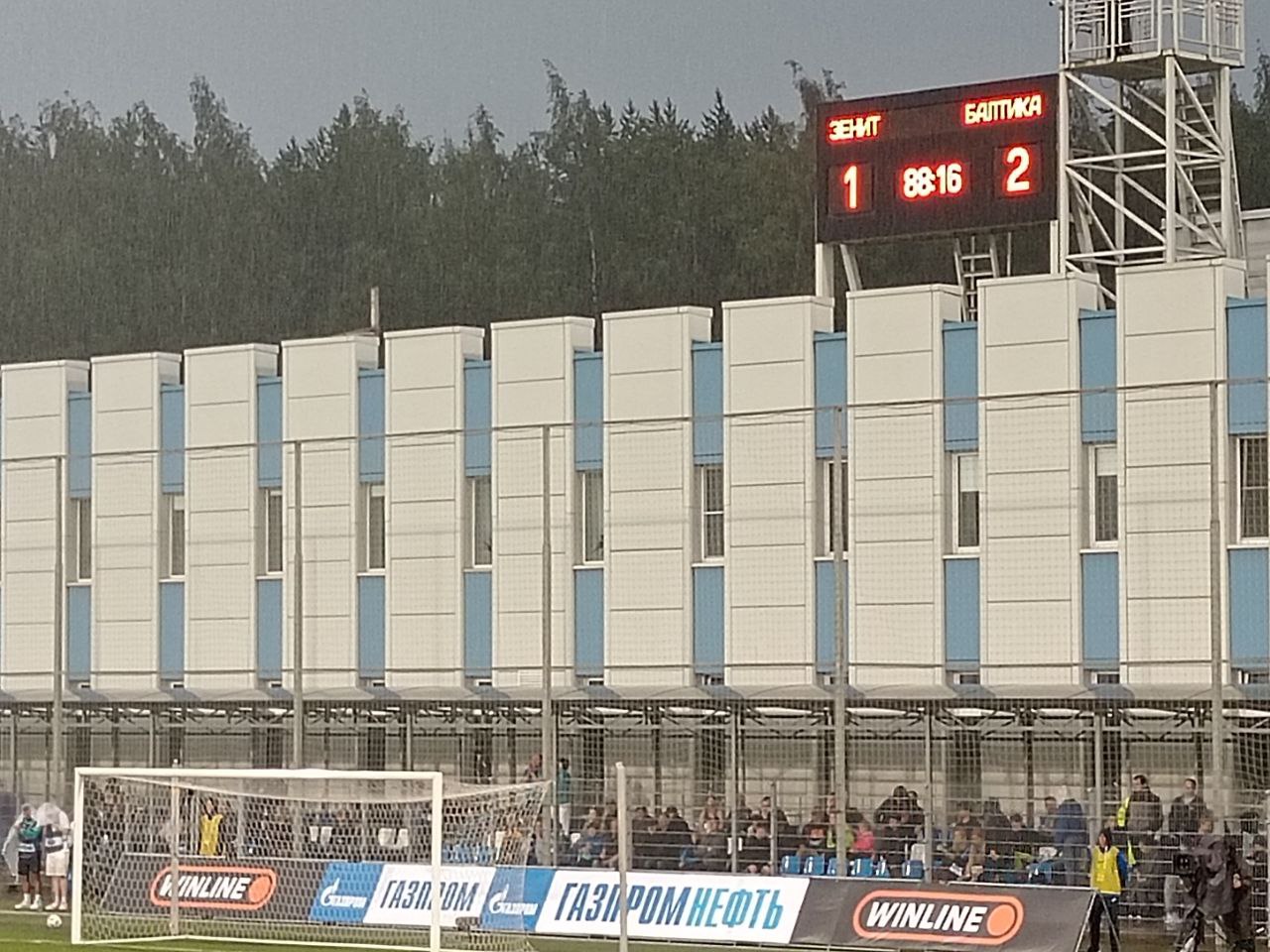 А "Зенит" проиграл товарку 1:2. Грустное зрелище. Поперечная игра. Без обострений. Все вроде бегают, перемещаются, а ничего не происходит. Как СКА Романа Ротенберга примерно.   Единственный, кто хоть чем-то отличается, - Луис Энрике. Но такой... игрок без концовки. Барриос и Сантос я вообще уже не понимаю, что за игроки. Глушенков сам по себе. Защита, глядя на пропущенные голы... еще та. Вега: быстренький, техничный, соображает. Пока трудно судить.   "Балтика" даже больше понимала, что делать, хотя играла простенько.  Легко[в] о спорте