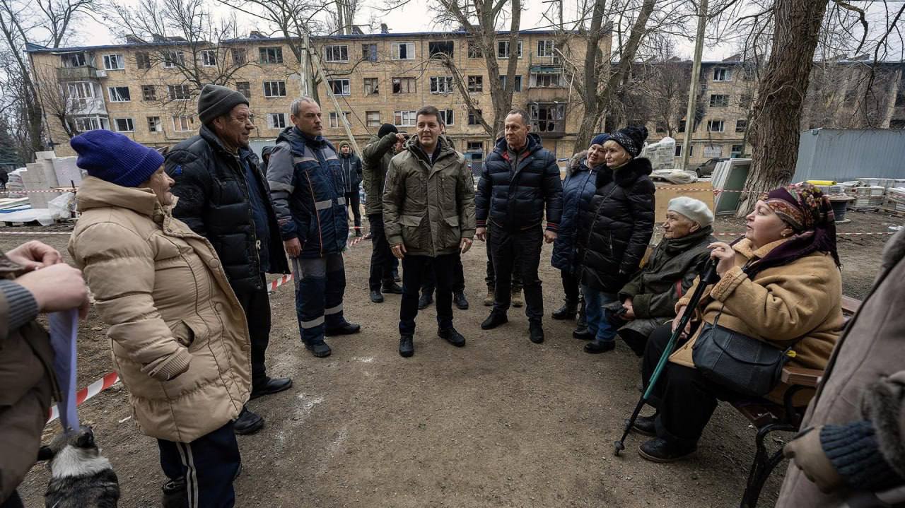 Губернатор ЯНАО Дмитрий Артюхов сегодня посетил Авдеевку, где лично вручил 22 жителям ключи от новых квартир в доме, который был восстановлен усилиями автономного округа.  Двенадцать семей, оставшихся без жилья из-за военных действий, получили ключи от новых квартир. Отмечается, что жильё предоставлено с готовой отделкой, а также с необходимой мебелью и техникой.  Первые новоселы уже переехали в обновленный подъезд, в то время как остальные квартиры всё ещё восстанавливаются.   Подписаться   Написать в бот