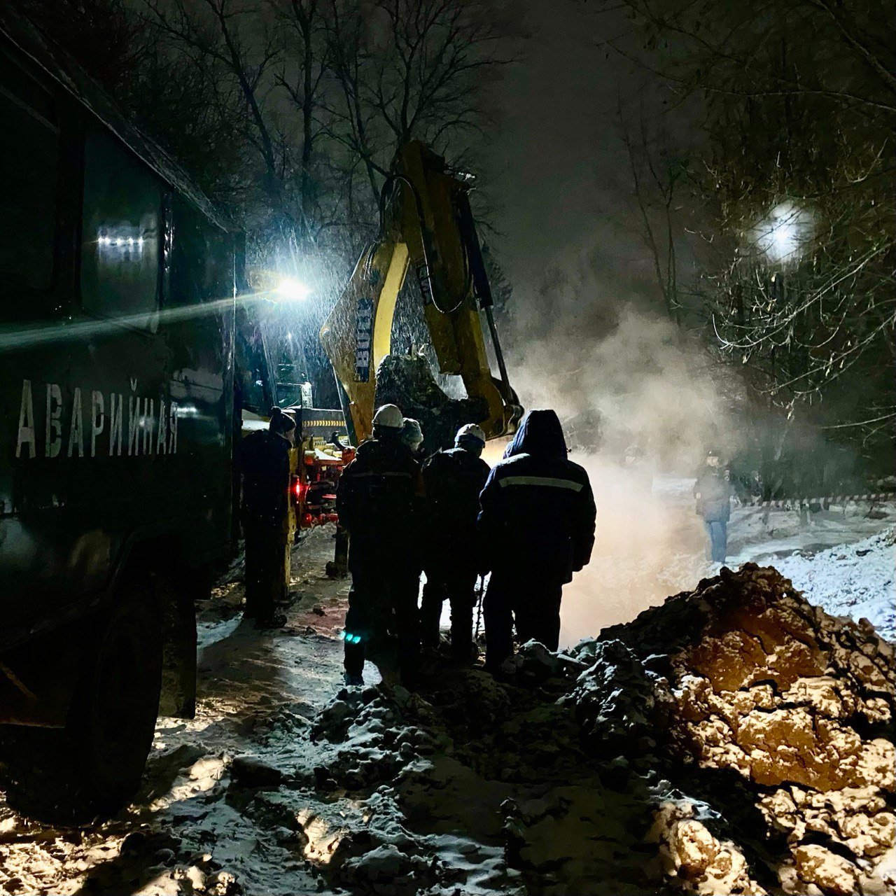 Число аварий в ЖКХ снижается. На еженедельной планерке обсудили этот вопрос.  Так, с начала текущего отопительного периода зафиксировано 389 инцидентов, что меньше в 2,6 раза аналогичного периода прошлого года: тогда их было 1008.  Из общего количества происшествий 89 зафиксировано в сфере холодного водоснабжения, 129 - теплоснабжения и горячего водоснабжения, 2 - газоснабжения, 169 - электроснабжения.  В сфере холодного водоснабжения количество происшествий по сравнению с аналогичным периодом прошлого года снизилось на 34%, в сфере теплоснабжения и горячего водоснабжения - на 40 %, газоснабжения и электроснабжения - на 71 и 74 % соответственно. В целом по республике средний срок устранения аварий и инцидентов на сегодняшний день составляет 5,6 часов.   Серьезные аварии были на сетях теплоснабжения на объектах «Т Плюс» в Чебоксарах. 14-15 декабря перерыв теплоснабжения коснулся 26,6 тысяч жителей 130 многоквартирных домов Юго-Западного района. 27 декабря без тепла остались 13 тысяч жителей 44 домов Новоюжного района. 12 февраля в течение тепло отсутствовало в 14 социально значимых объектах и 66 домах Северо-Западного района, где проживают почти 20 тысяч человек.  Такого не должно быть. Администрациям Чебоксар и Новочебоксарска совместно с Минстроем необходимо детально разобраться в этой ситуации. Нужно разобраться и по тарифам. Концессионер должен выполнять все обязательства в рамках законодательства, будем добиваться соблюдения всех требований концессионного соглашения.